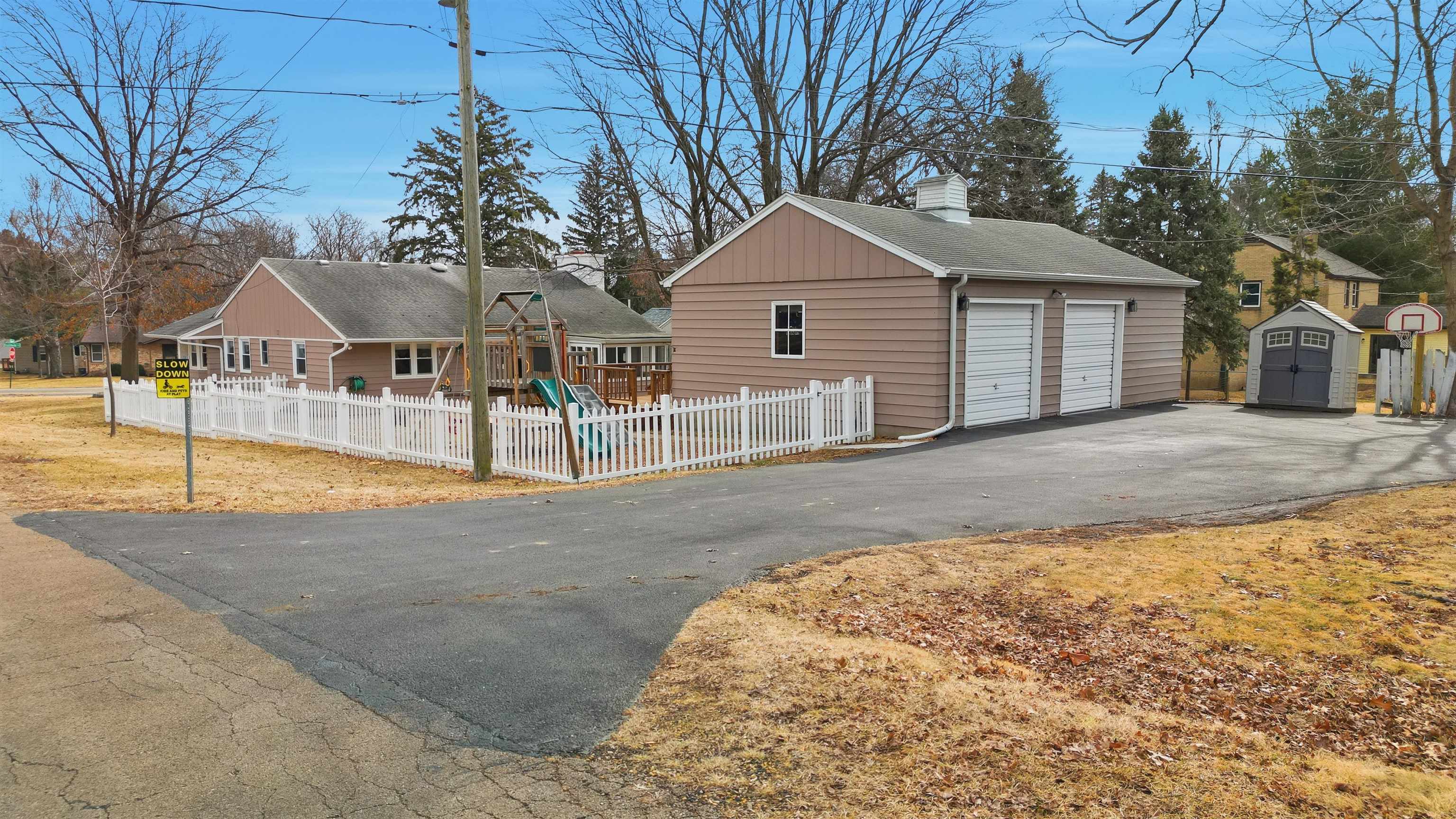 923 Institute Boulevard Dixon, IL 61021 - Photo 3 of 37