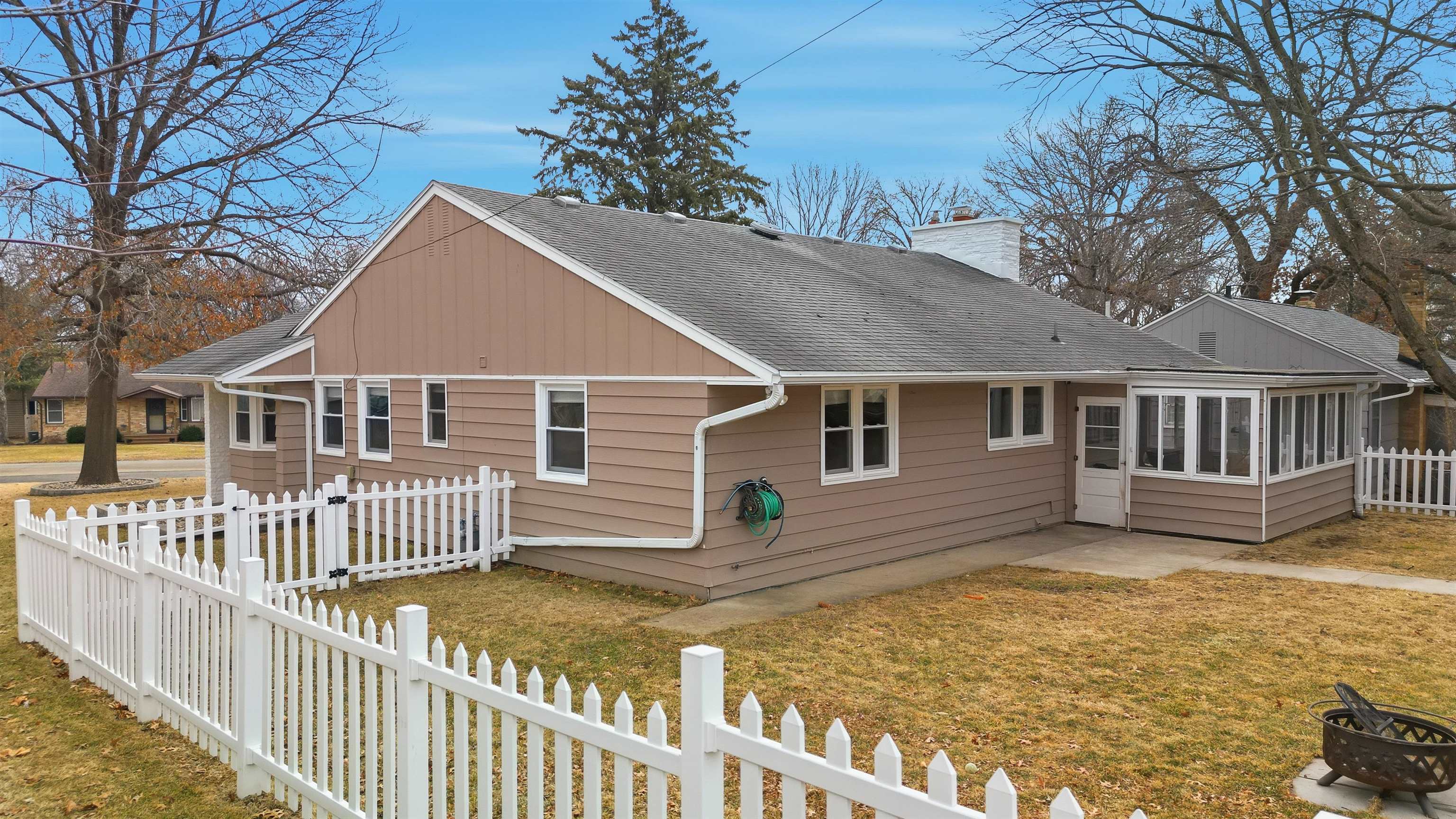 923 Institute Boulevard Dixon, IL 61021 - Photo 4 of 37