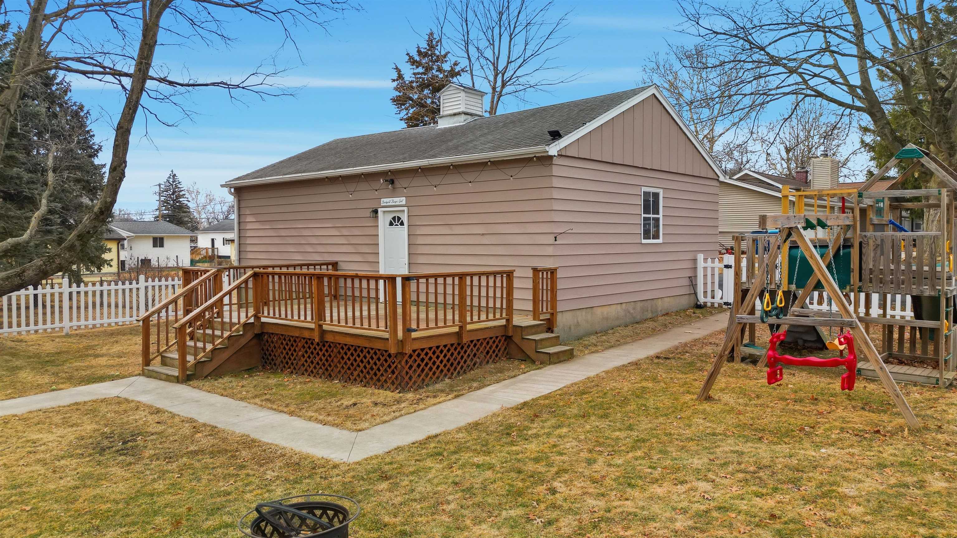 923 Institute Boulevard Dixon, IL 61021 - Photo 5 of 37