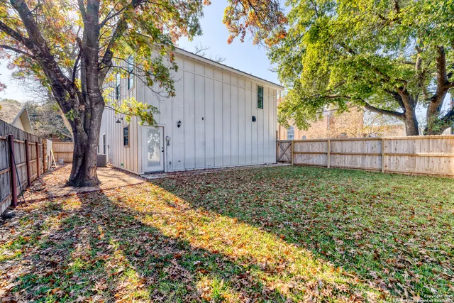 $459,500 | 136 West Oak Street, Uvalde, TX 78801