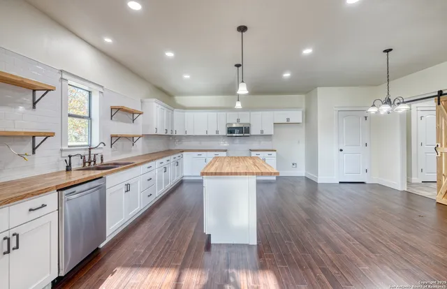 $459,500 | 136 West Oak Street, Uvalde, TX 78801