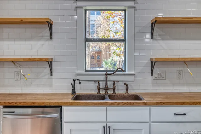 $459,500 | 136 West Oak Street, Uvalde, TX 78801