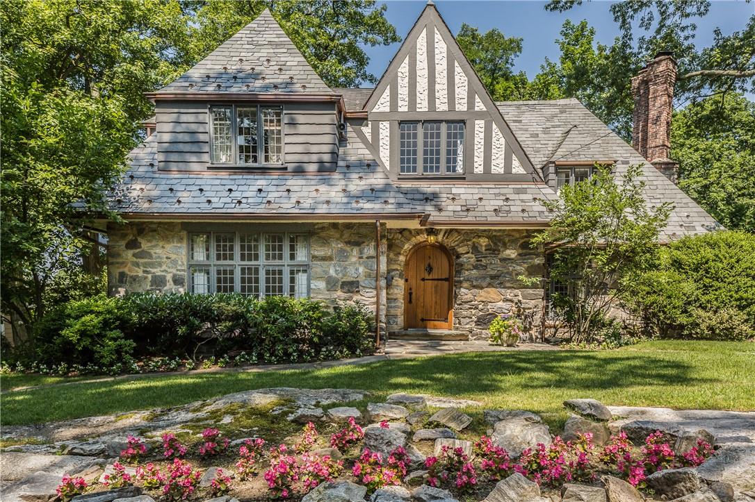 a view of a house with garden and yard