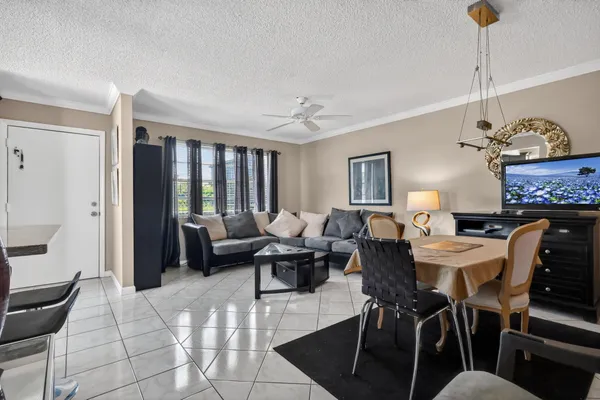 $1,900 | 48 Burgundy Avenue, Unit A, Delray Beach, FL 33484