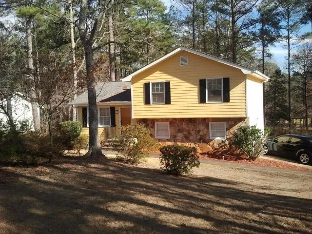 a view of a house with a yard