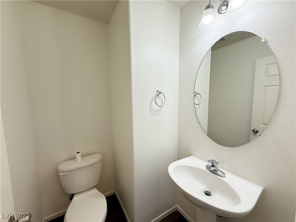 6228 Mercer Valley Street North Las Vegas, NV 89081 - Photo 15 of 41 Bathroom featuring a textured wall