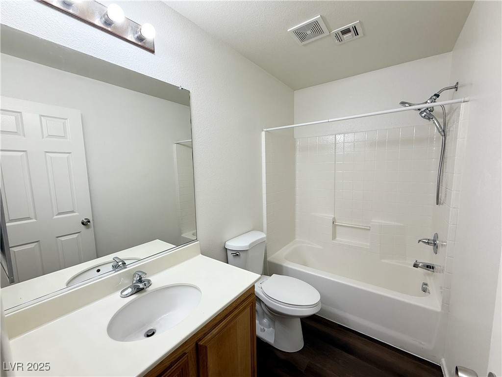 6228 Mercer Valley Street North Las Vegas, NV 89081 - Photo 38 of 41 Full bathroom with washtub / shower combination, vanity, and wood finished floors