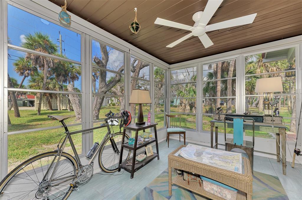 2985 North Beach Road, Unit C53 Englewood, FL 34223 - Photo 26 of 67 a room with lots of tables and chairs