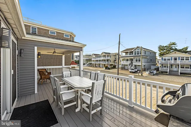 a view of utility room with washer and dryer