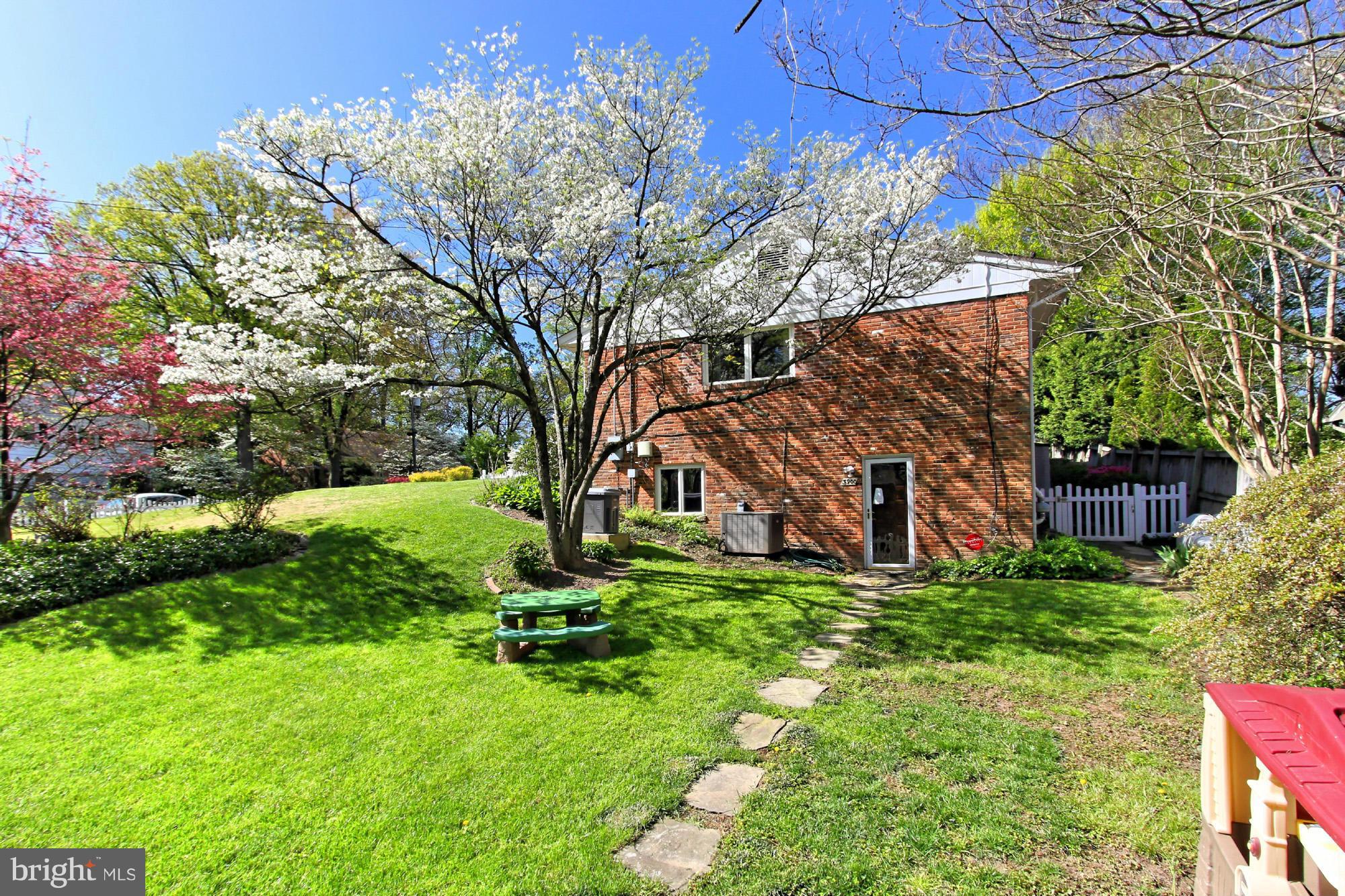 3900 Chesterbrook Road Arlington, VA 22207 - Photo 29 of 30 a view of a backyard with a garden