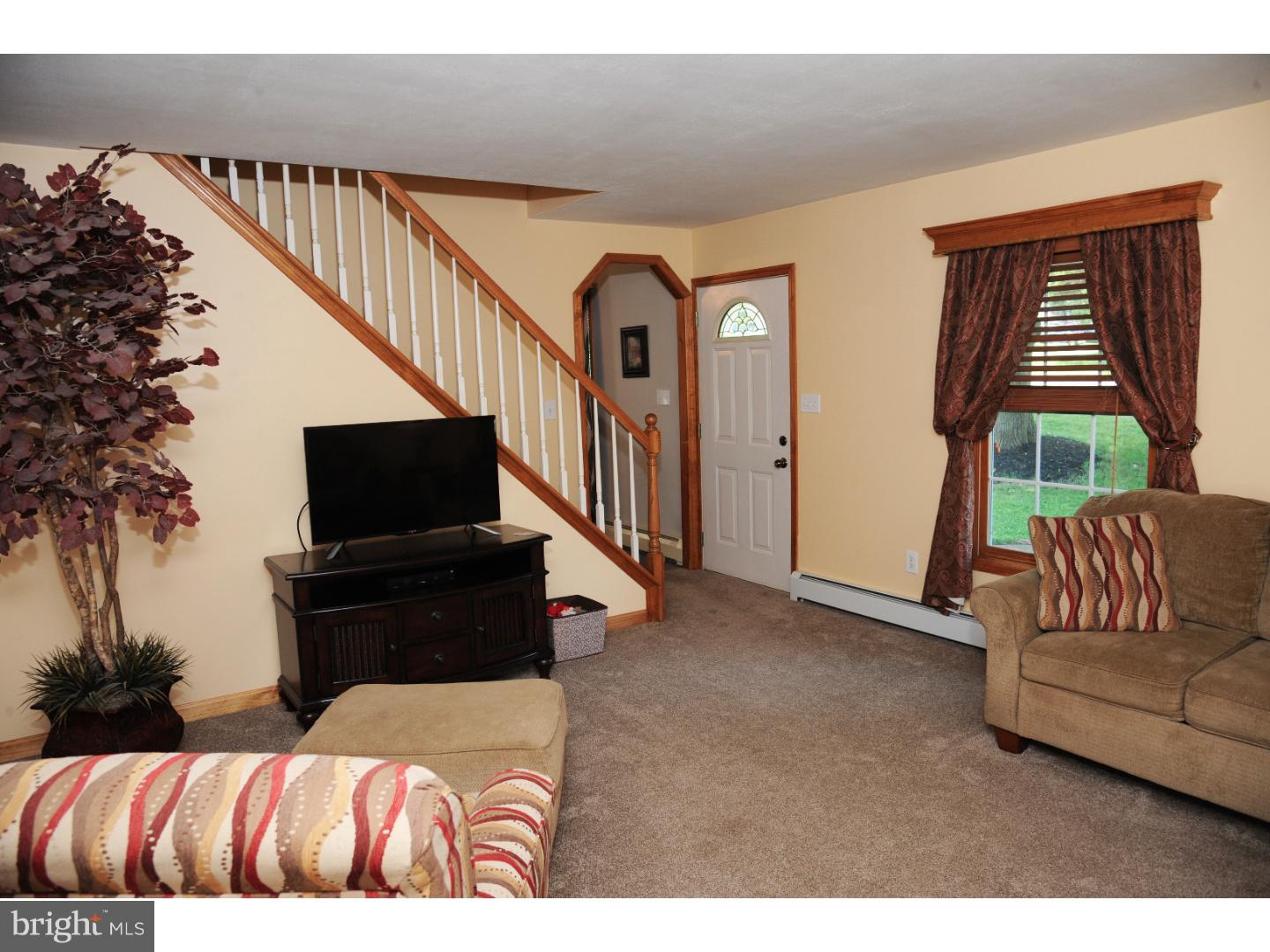 83 Trail Road Levittown, PA 19056 - Photo 7 of 25 Living Room