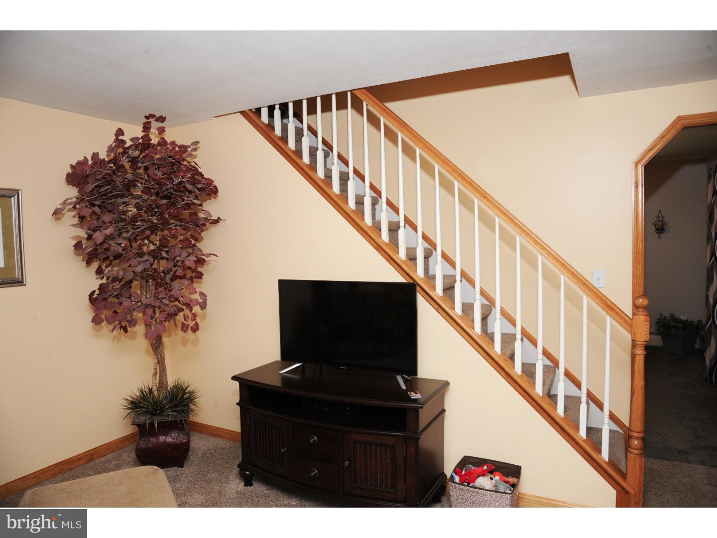 83 Trail Road Levittown, PA 19056 - Photo 9 of 25 Living Room