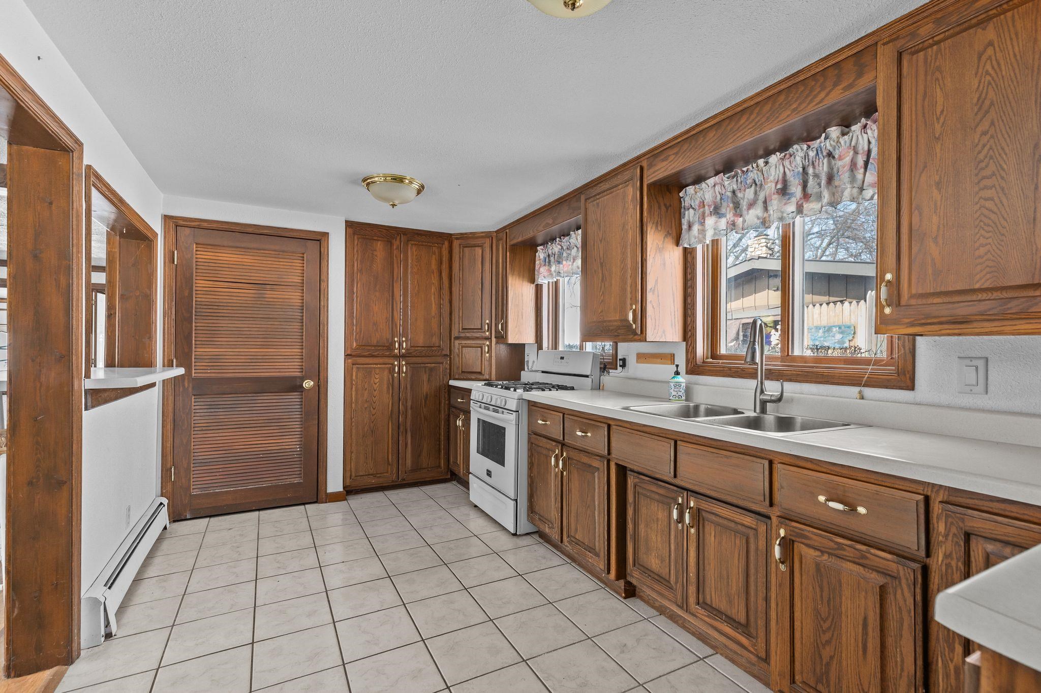 2963 Sunset Point Lane Oshkosh, WI 54904 - Photo 4 of 41