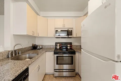 $495,000 | 1334 South Carmelina Avenue, Unit 1, Los Angeles, CA 90025