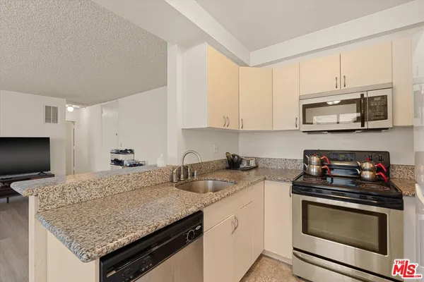 $495,000 | 1334 South Carmelina Avenue, Unit 1, Los Angeles, CA 90025
