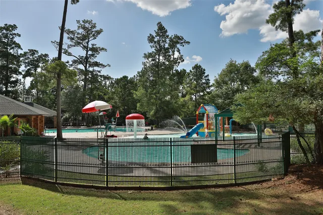 a view of a back yard