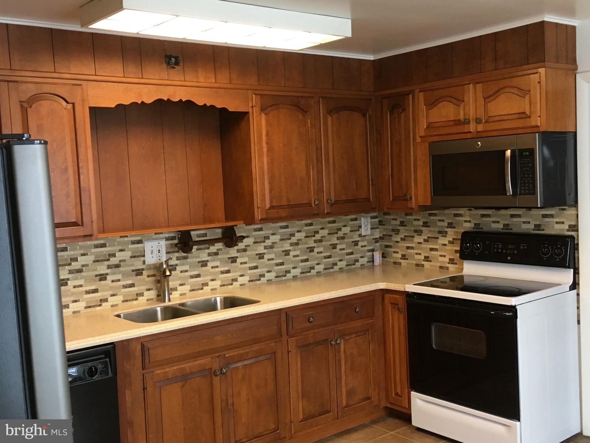 738 Maple Grove Road New Holland, PA 17557 - Photo 2 of 10 Kitchen, oven, refrig, microwave & dishwasher
