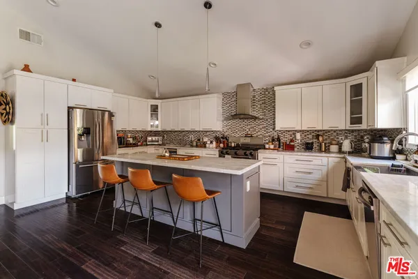 $6,200 | 5940 Matilija Avenue, Van Nuys, CA 91401