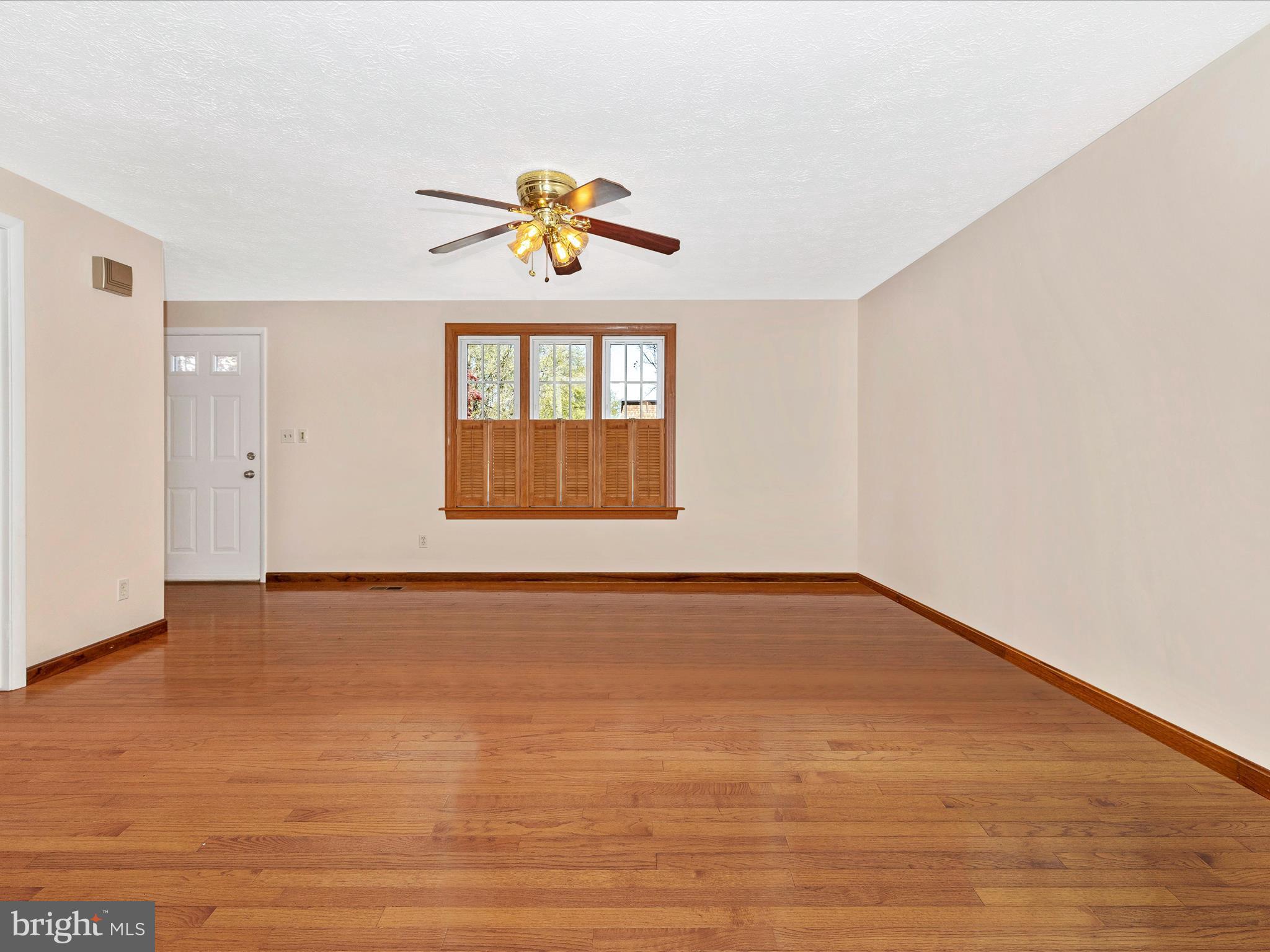 394 Prospect Boulevard Frederick, MD 21701 - Photo 5 of 39 Living Room