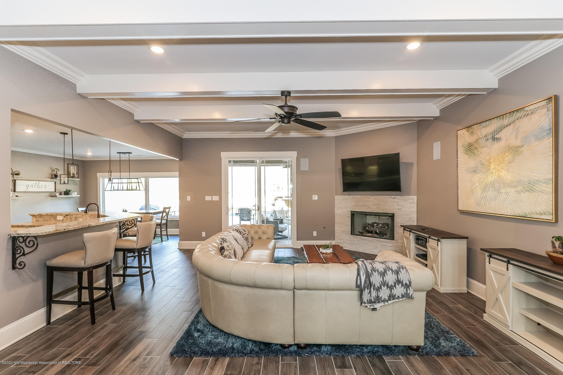 003-photo-living-room-6815692