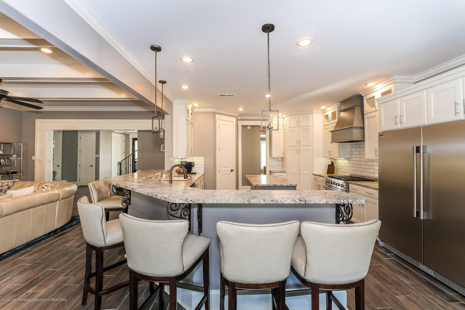 004-photo-dining-room-6815689