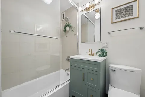 $425,000 | 2930 North Sheridan Road, Unit 2006, Chicago, IL 60657