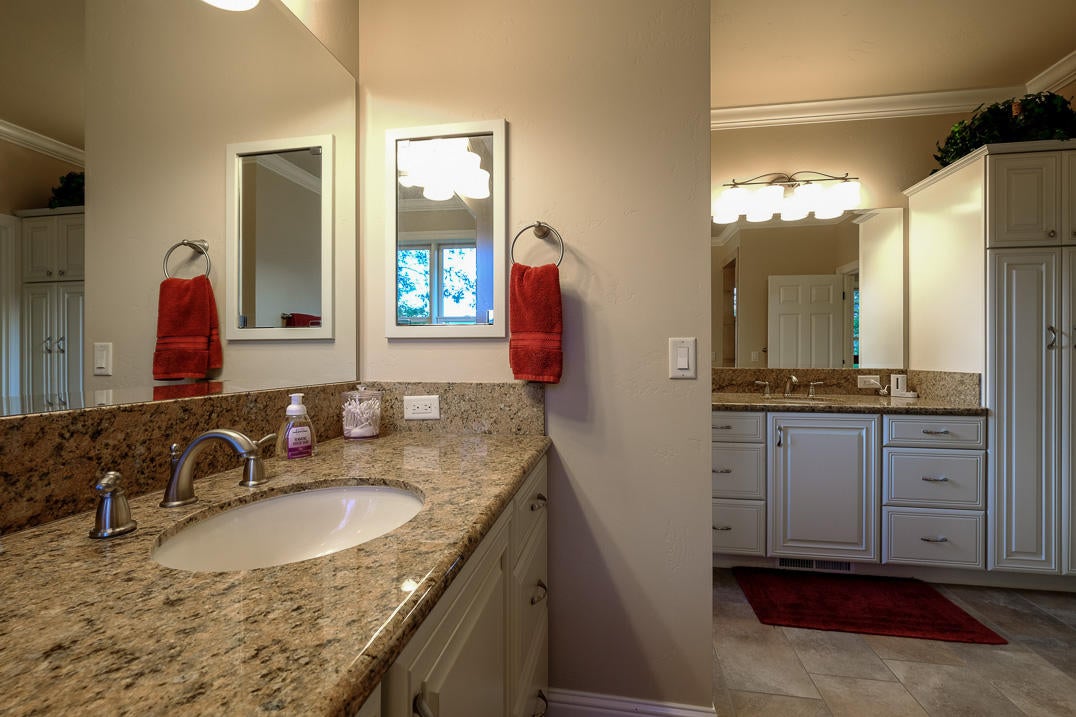 375 Hamilton Road Jacksonville, OR 97530 - Photo 22 of 47 Master Bath 2