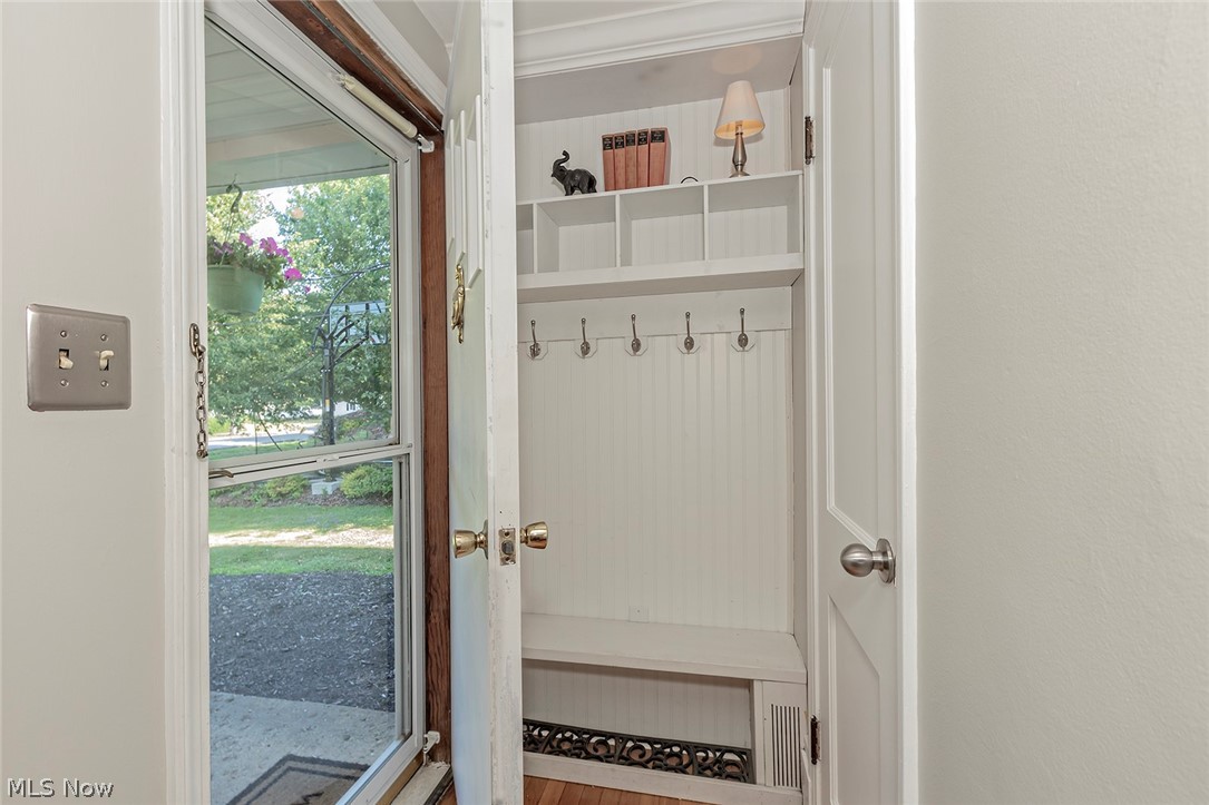 106 Fernwood Road Chagrin Falls, OH 44022 - Photo 5 of 28 Entry foyer with cubby and closet