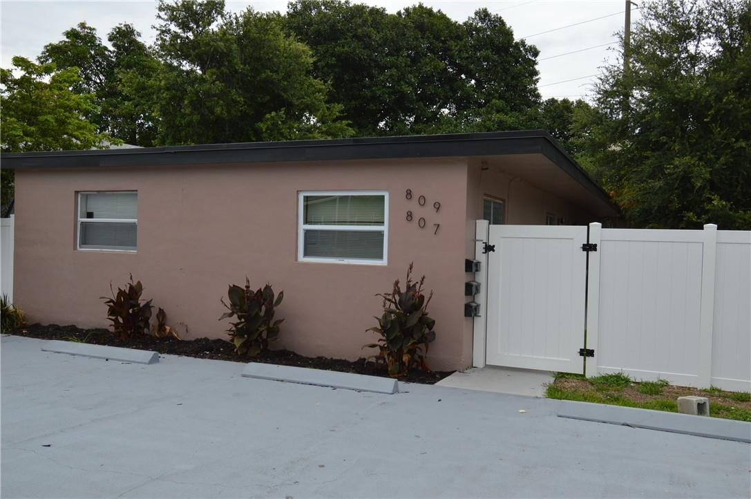 807 Phippen Waiters Road, Unit 1 Dania Beach, FL 33004 - Photo 2 of 6 a backyard of a house with lots of green space