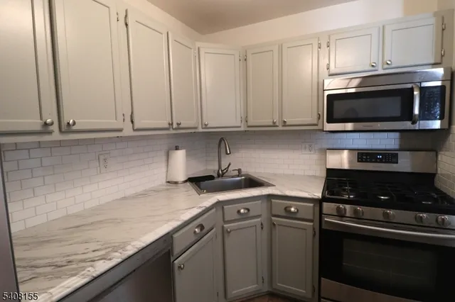 $2,300 | 11 Brookside Lane, Unit 11, Mount Arlington, NJ 07856