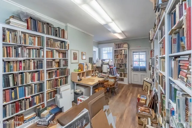 a view of a livingroom with workspace