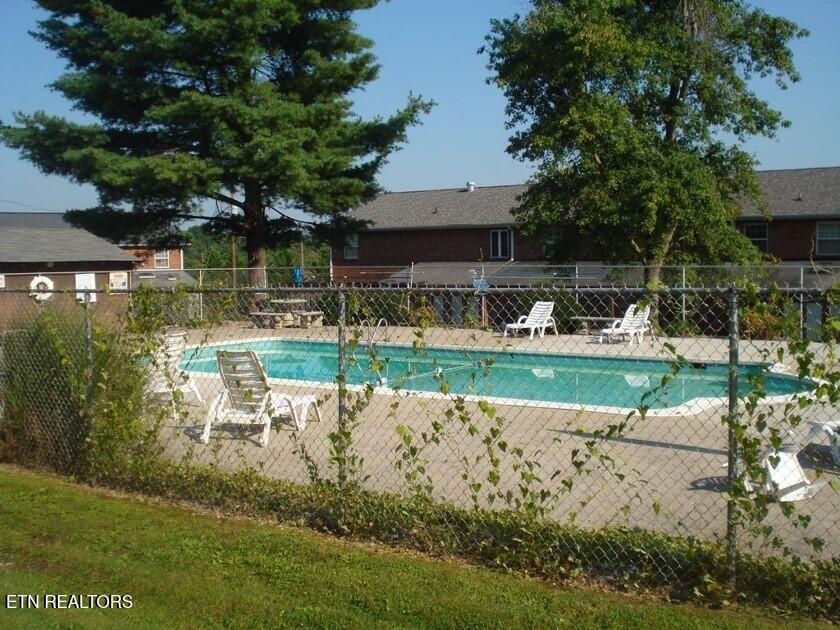 481 Broome Road Northwest, Unit 309 Knoxville, TN 37909 - Photo 5 of 20 Colonial Park Townhomes Swimming pool