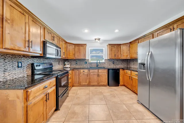 $300,000 | 505 Olive Street, Jourdanton, TX 78026