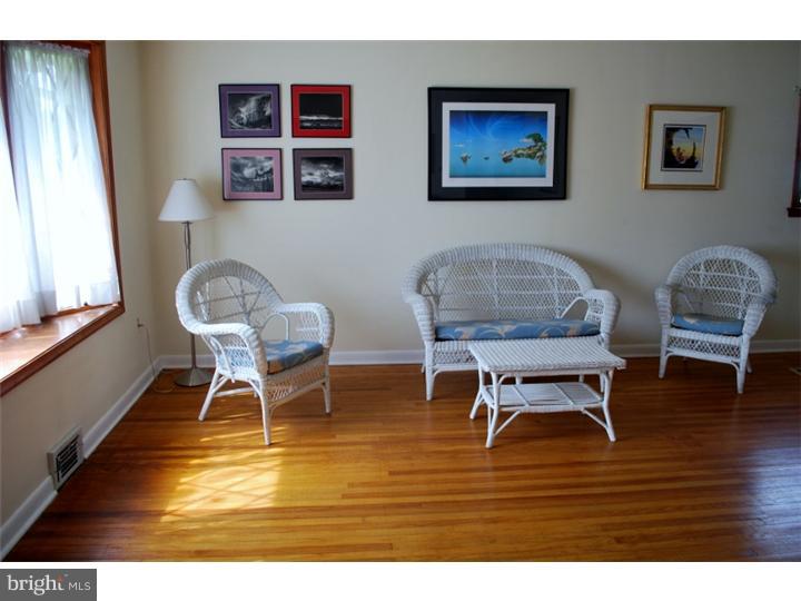 260 Poplar Road Warminster, PA 18974 - Photo 2 of 16 Living Room
