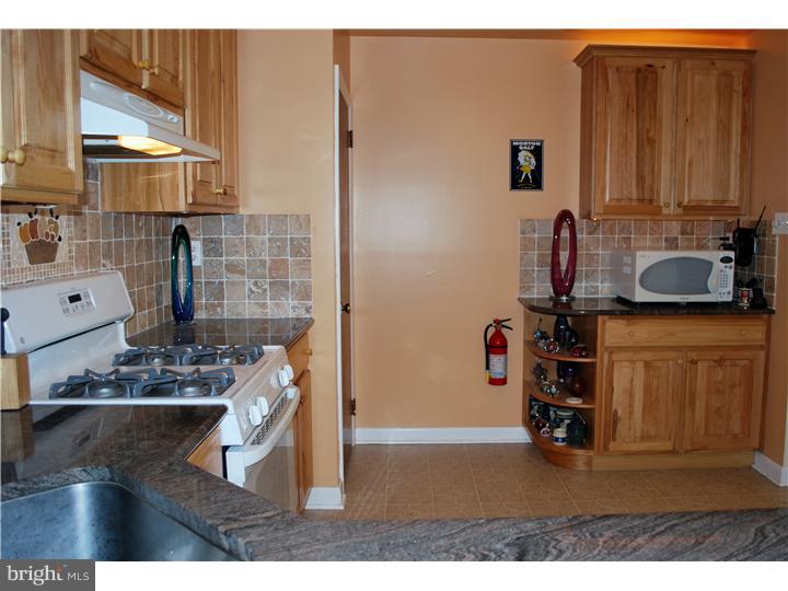 260 Poplar Road Warminster, PA 18974 - Photo 7 of 16 Kitchen