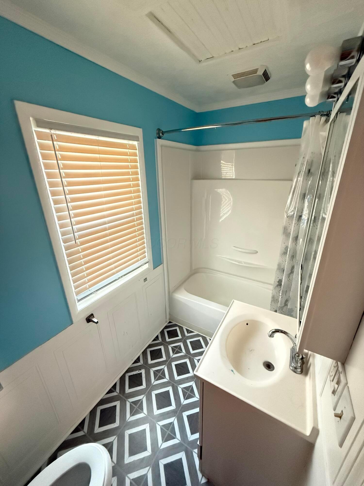 129 North Burnett Road Springfield, OH 45503 - Photo 20 of 27 Full Bath Entry