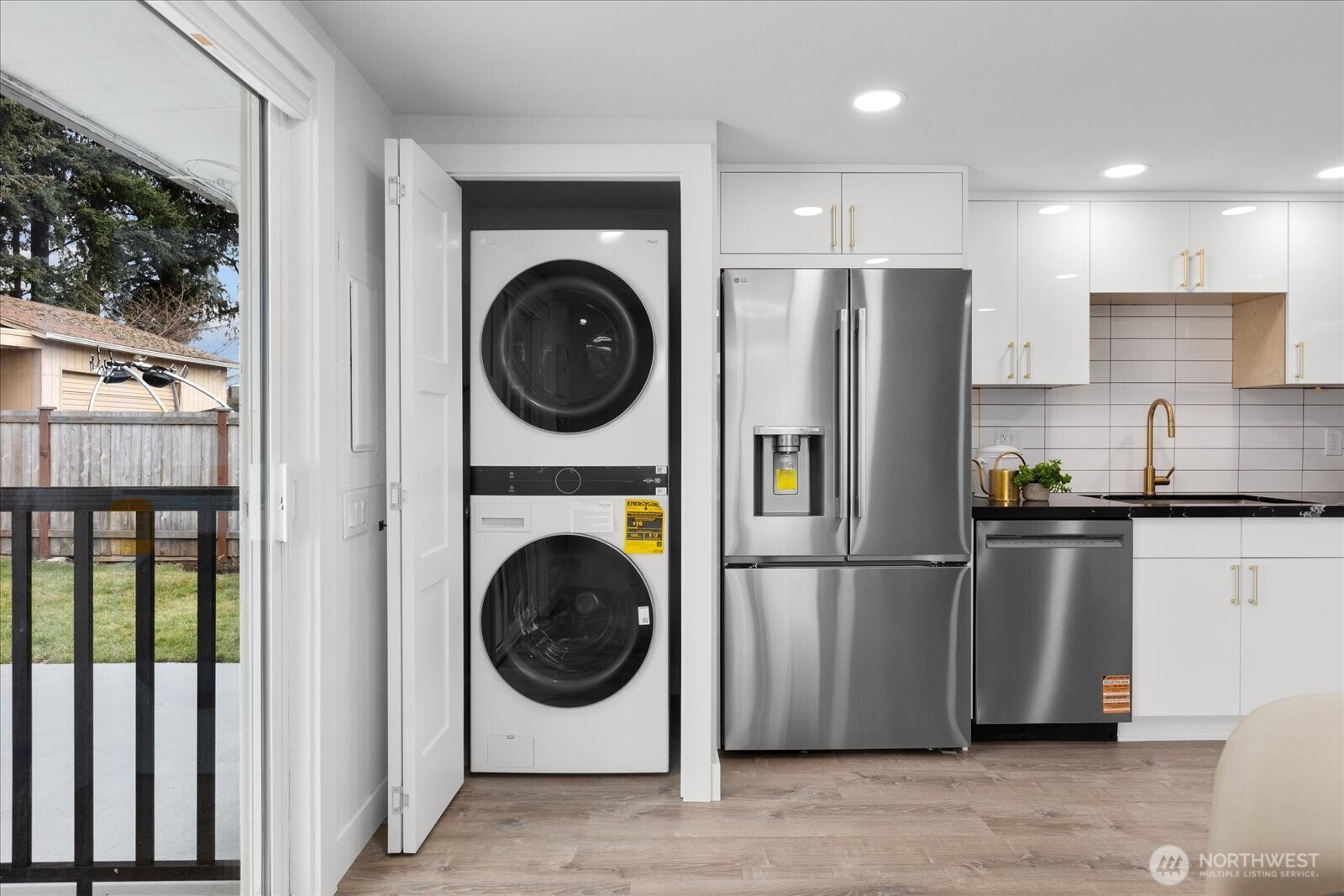 701 Pecks Drive Everett, WA 98203 - Photo 26 of 36 a kitchen with a washer and dryer