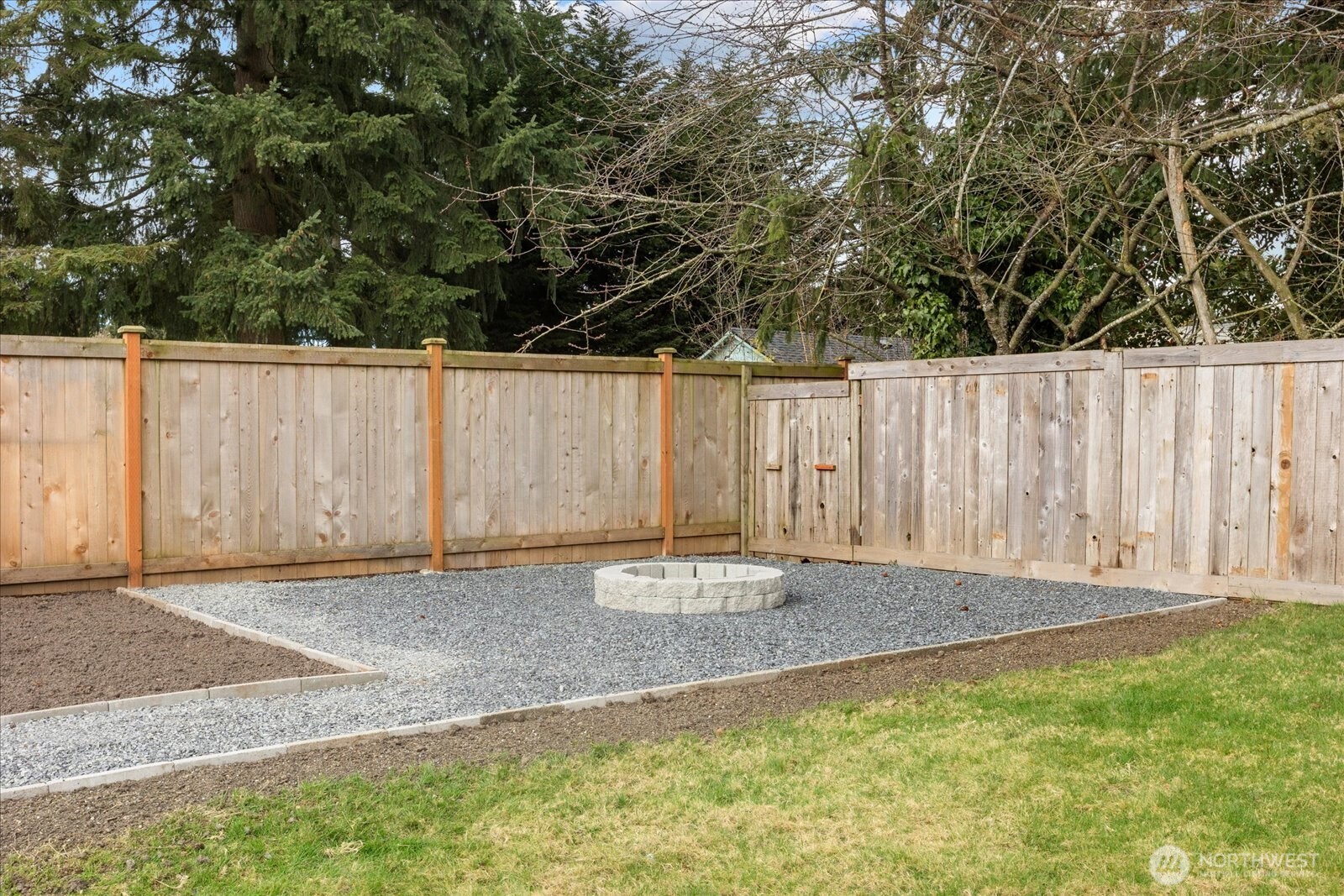 701 Pecks Drive Everett, WA 98203 - Photo 30 of 36 a backyard of a house