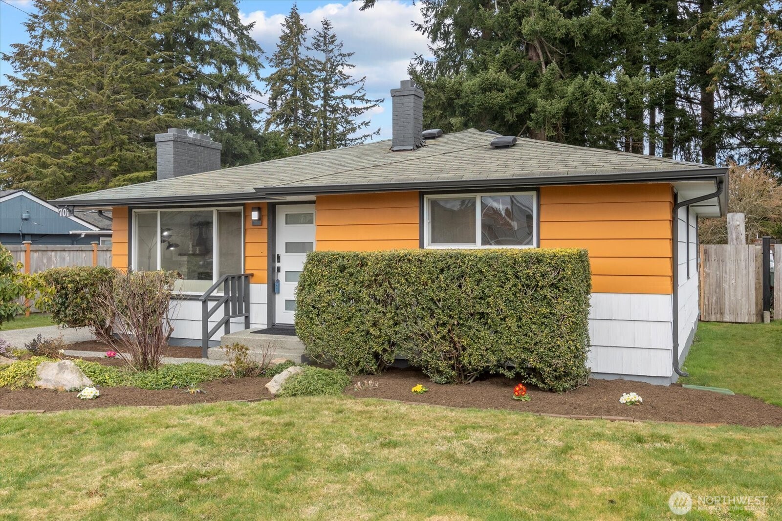 701 Pecks Drive Everett, WA 98203 - Photo 4 of 36 a front view of a house with garden