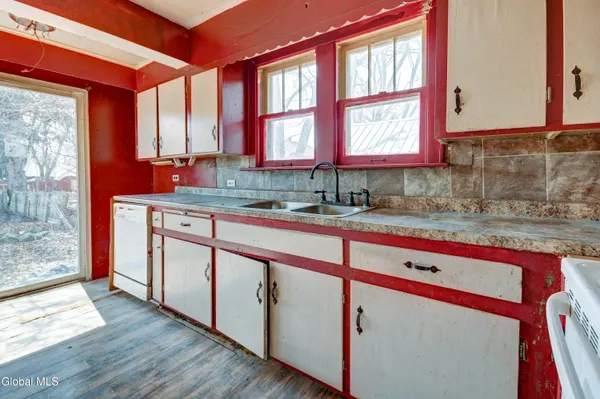 $60,000 | 10 Franklin Street, Gloversville, NY 12078