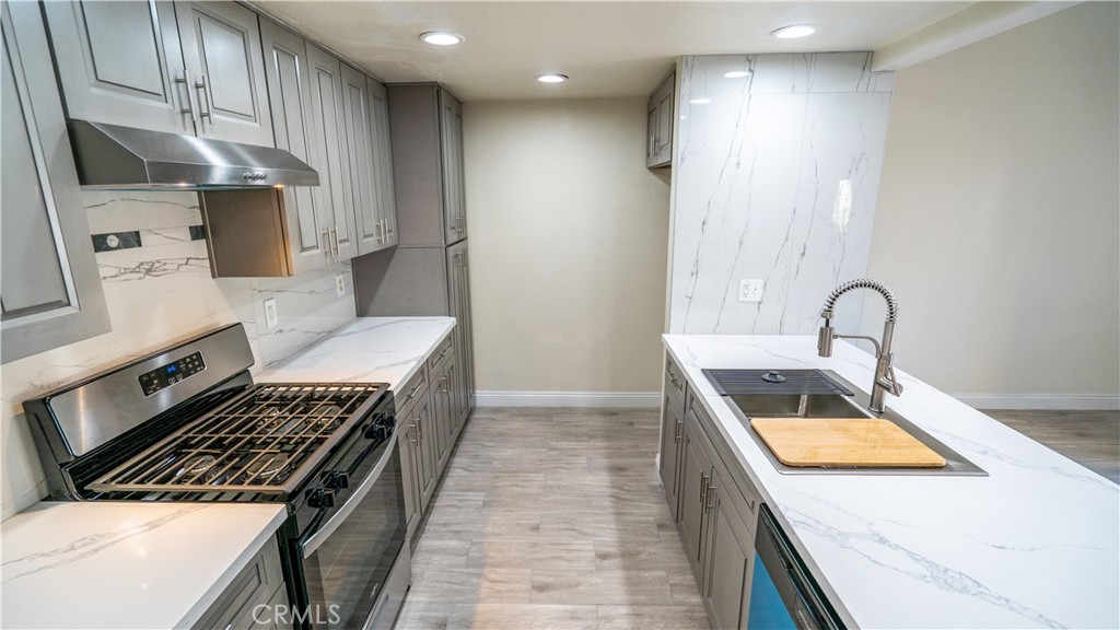 1185 Mountain Gate Road Upland, CA 91786 - Photo 6 of 39 Kitchen