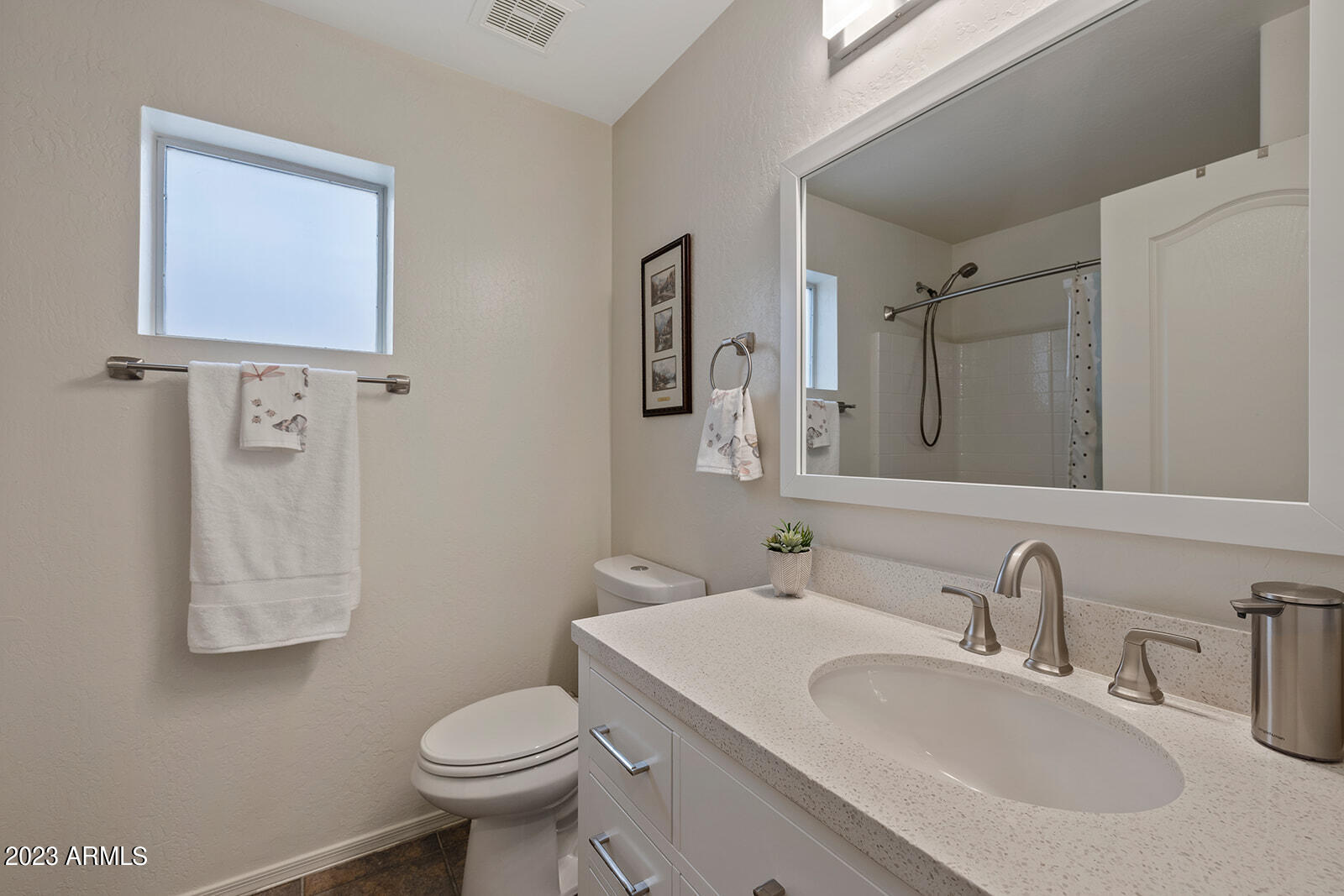 18656 North 20th Way Phoenix, AZ 85024 - Photo 26 of 38 Hallway Full Bathroom