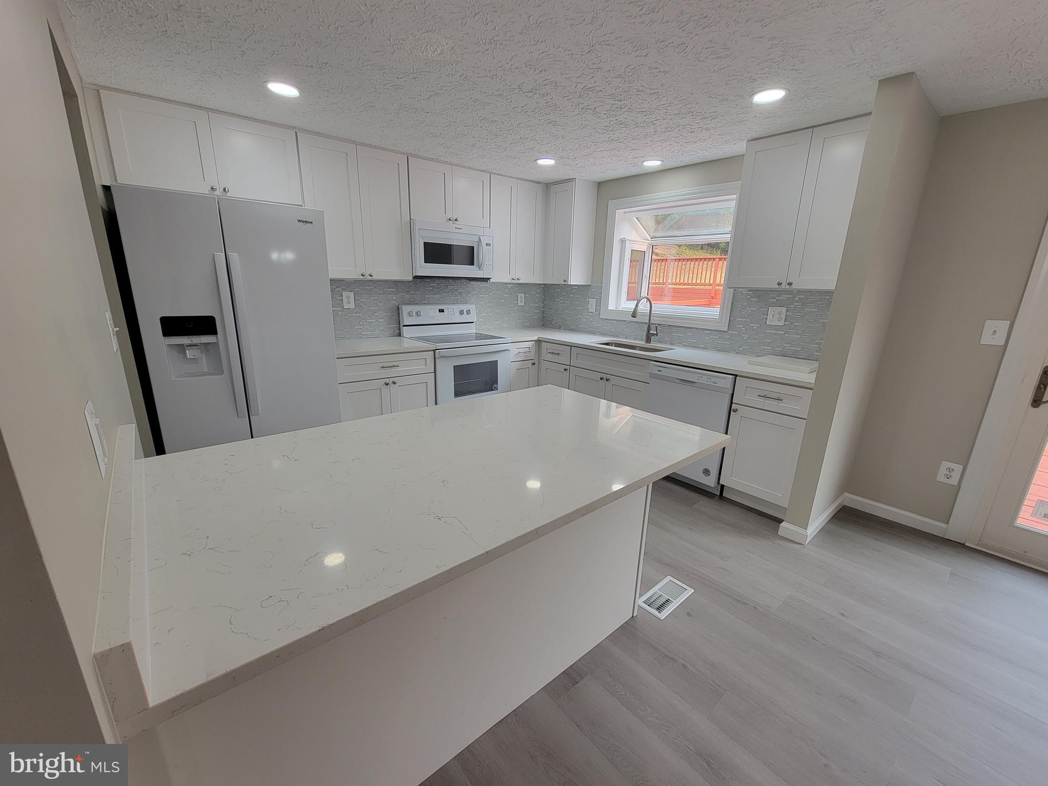 7598 Springfield Hills Drive Springfield, VA 22153 - Photo 5 of 40