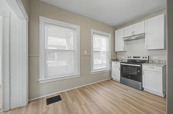 $435,000 | 118 West Hillcrest Avenue, Manchester, NH 03103