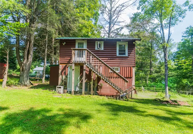 a view of a house with a backyard