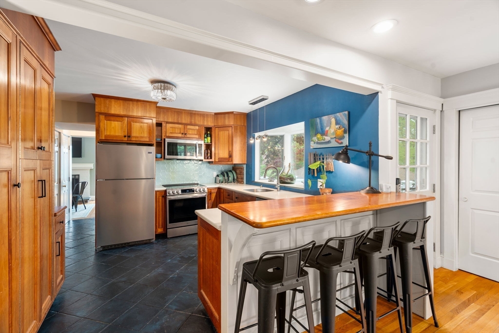 98 Brook Street Wellesley, MA 02482 - Photo 4 of 30