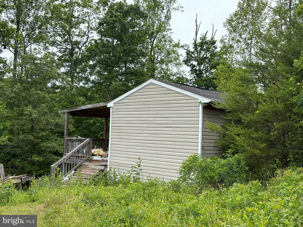 a view of a house with backyard and garden