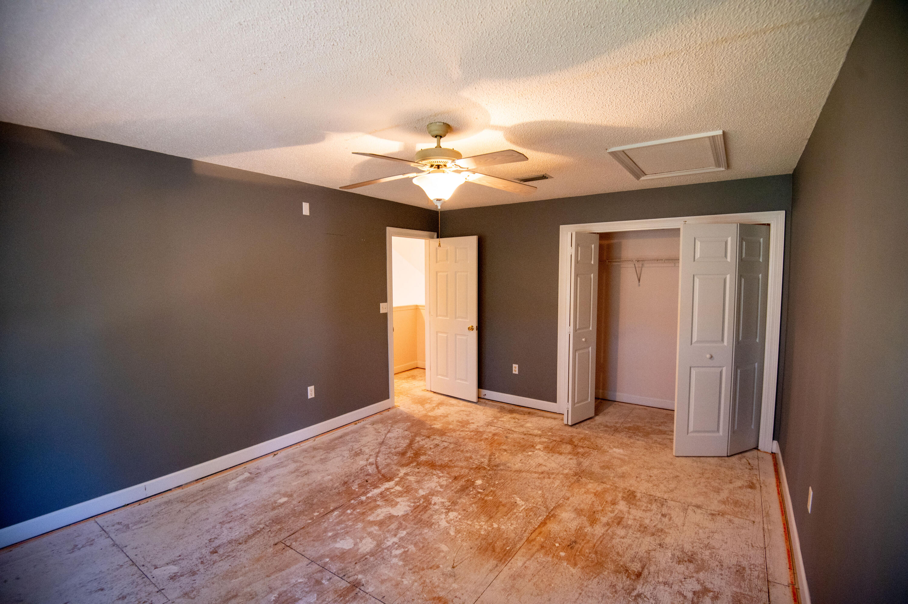 407 Calle Escada Santa Rosa Beach, FL 32459 - Photo 14 of 17 a view of an empty room with a ceiling fan