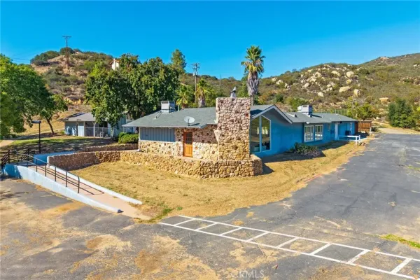 a view of a backyard