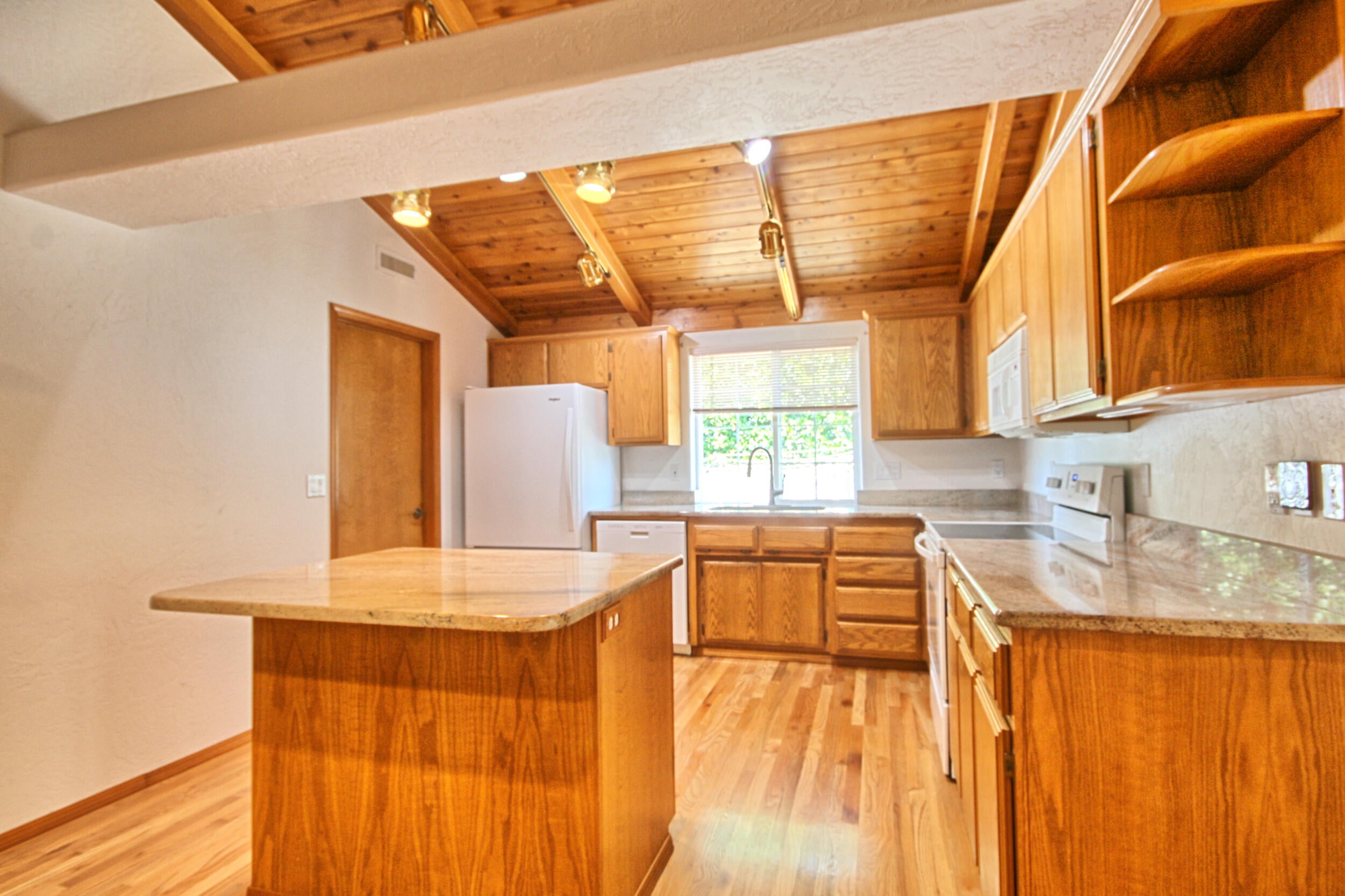841 Brandon Street Central Point, OR 97502 - Photo 10 of 41 kitchen